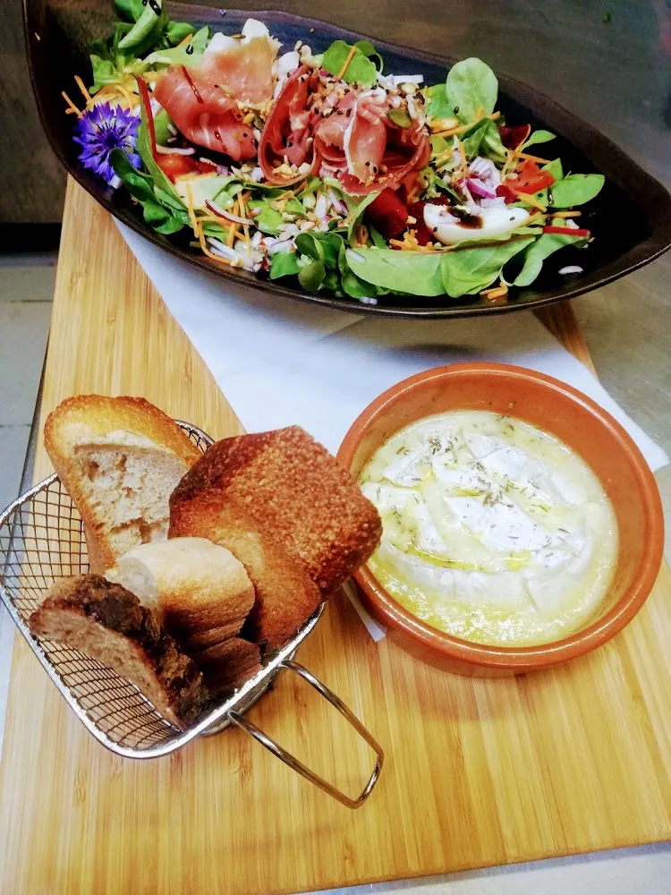 Salade Composée Et Camembert Rôti